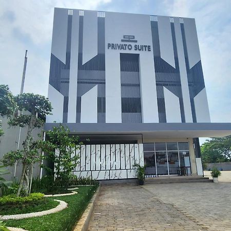 Oyo 2816 Privato Suite Kembaran Kültér fotó
