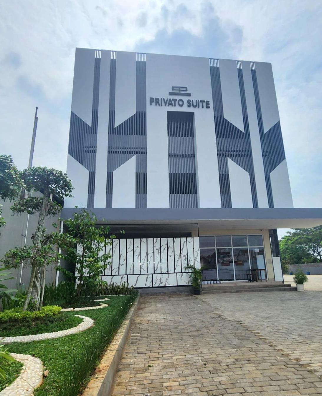 Oyo 2816 Privato Suite Kembaran Kültér fotó