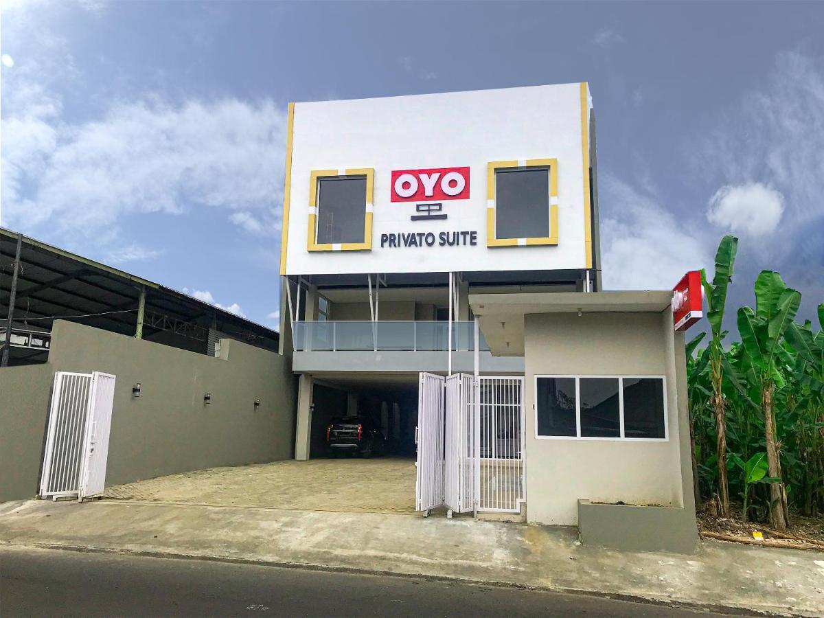 Oyo 2816 Privato Suite Kembaran Kültér fotó